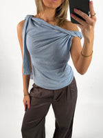 Modelbillede af blå MAISIE top. Set forfra. Fra BySofieSønderby