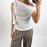 Modelbillede af hvid MAISIE top. Set forfra. Fra BySofieSønderby