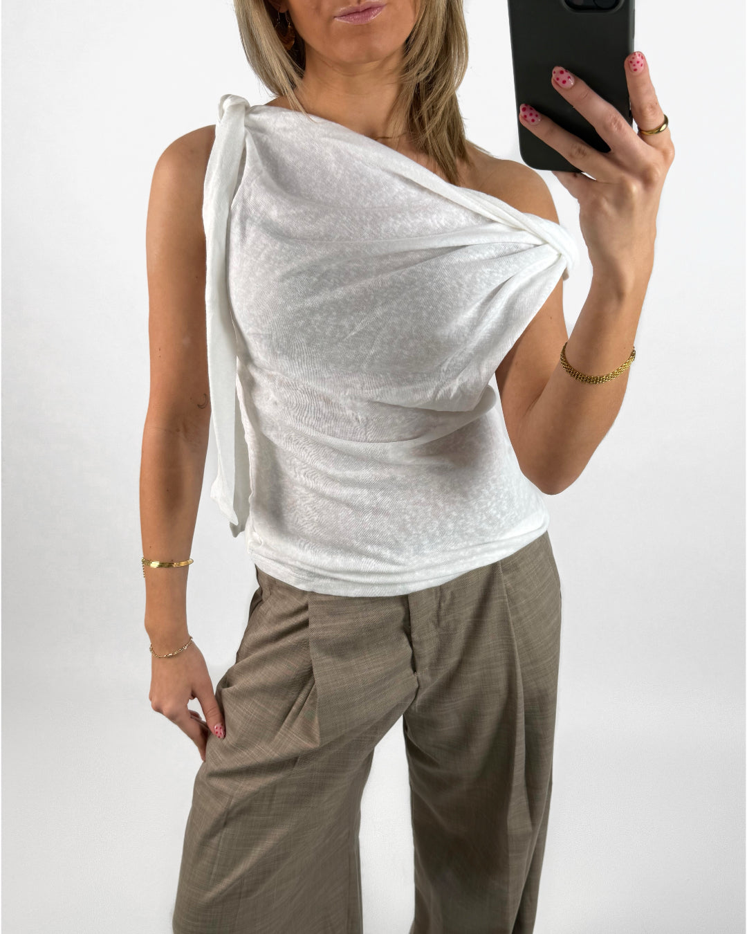 Modelbillede af hvid MAISIE top. Set forfra. Fra BySofieSønderby