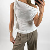 Modelbillede af hvid MAISIE top. Set forfra. Fra BySofieSønderby