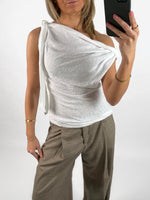 Modelbillede af hvid MAISIE top. Set forfra. Fra BySofieSønderby