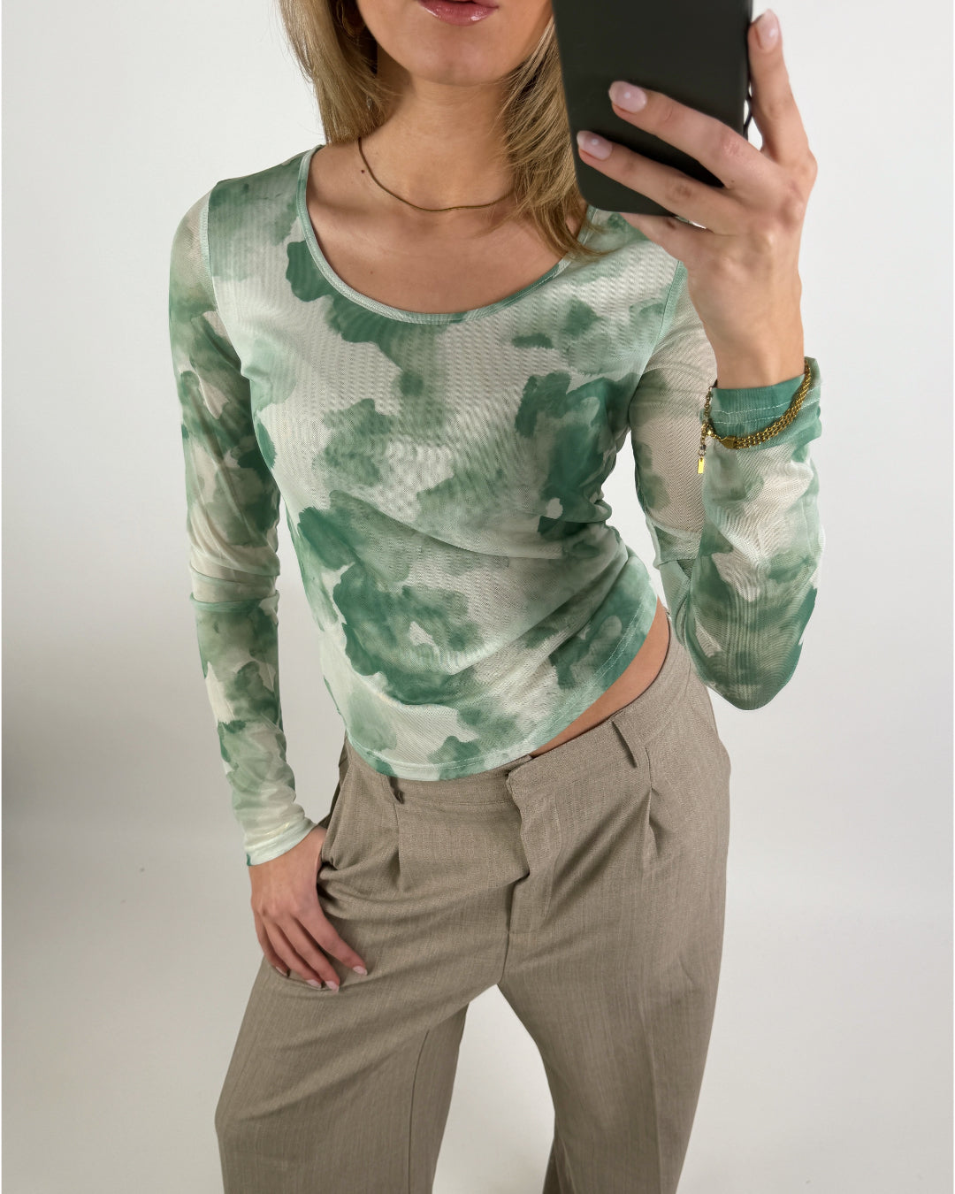 Stemningsbillede af pige der bærer en grøn MALLE.  Fra BySofieSønderby