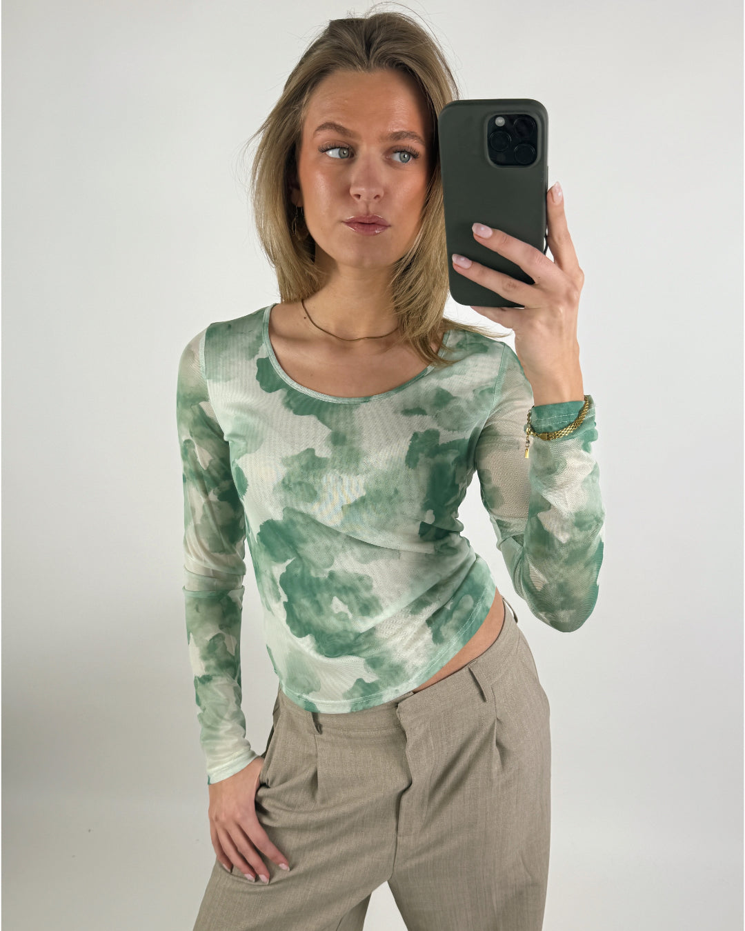 Stemningsbillede af pige der bærer en grøn MALLE.  Fra BySofieSønderby