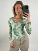 Stemningsbillede af pige der bærer en grøn MALLE.  Fra BySofieSønderby