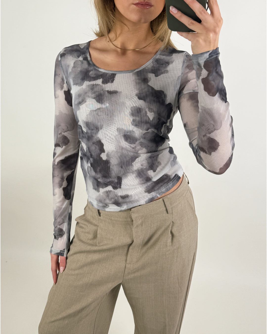 Stemningsbillede af pige der bærer en sort MALLE.  Fra BySofieSønderby