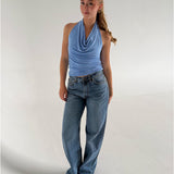 Modelfoto af pige der bærer Mavis top i blå, samt blå Nanna Jeans. Alt fra BySofieSønderby