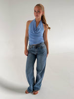 Modelfoto af pige der bærer Mavis top i blå, samt blå Nanna Jeans. Alt fra BySofieSønderby