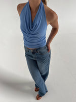 Modelfoto af pige der bærer Mavis top i blå, samt blå Nanna Jeans. Alt fra BySofieSønderby