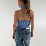 Modelfoto af pige der bærer Mavis top i blå, samt blå Nanna Jeans. Alt fra BySofieSønderby
