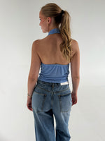 Modelfoto af pige der bærer Mavis top i blå, samt blå Nanna Jeans. Alt fra BySofieSønderby