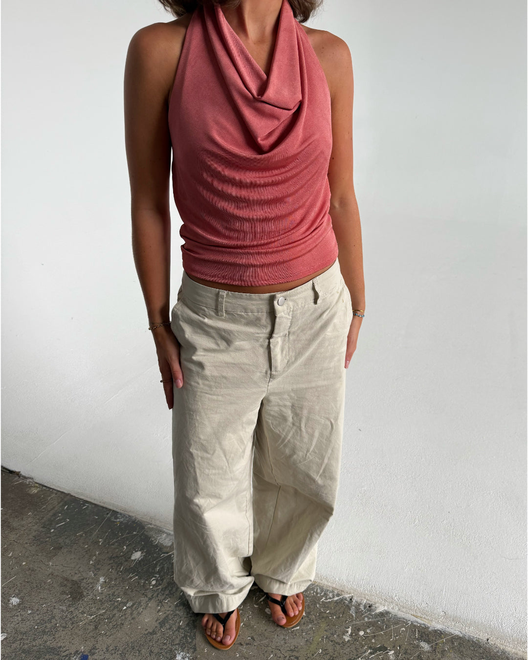 Modelfoto af pige der bærer Mavis top i Coral, samt Elanor bukser. Alt fra BySofieSønderby