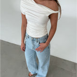 Modelfoto af pige med MILENA off shoulder top, hvid og NANNA jeans, lyseblå - begge fra BySofieSønderby