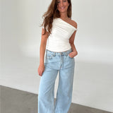 Modelfoto af pige med MILENA off shoulder top, hvid og NANNA jeans, lyseblå - begge fra BySofieSønderby