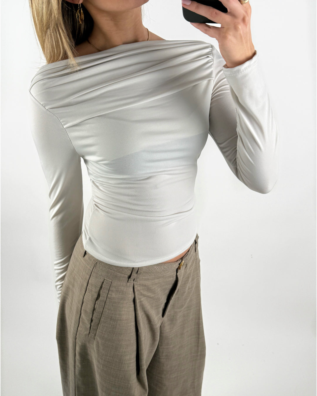 Modelbillede af cremefarvet MILLE bluse. Set forfra. Fra BySofieSønderby