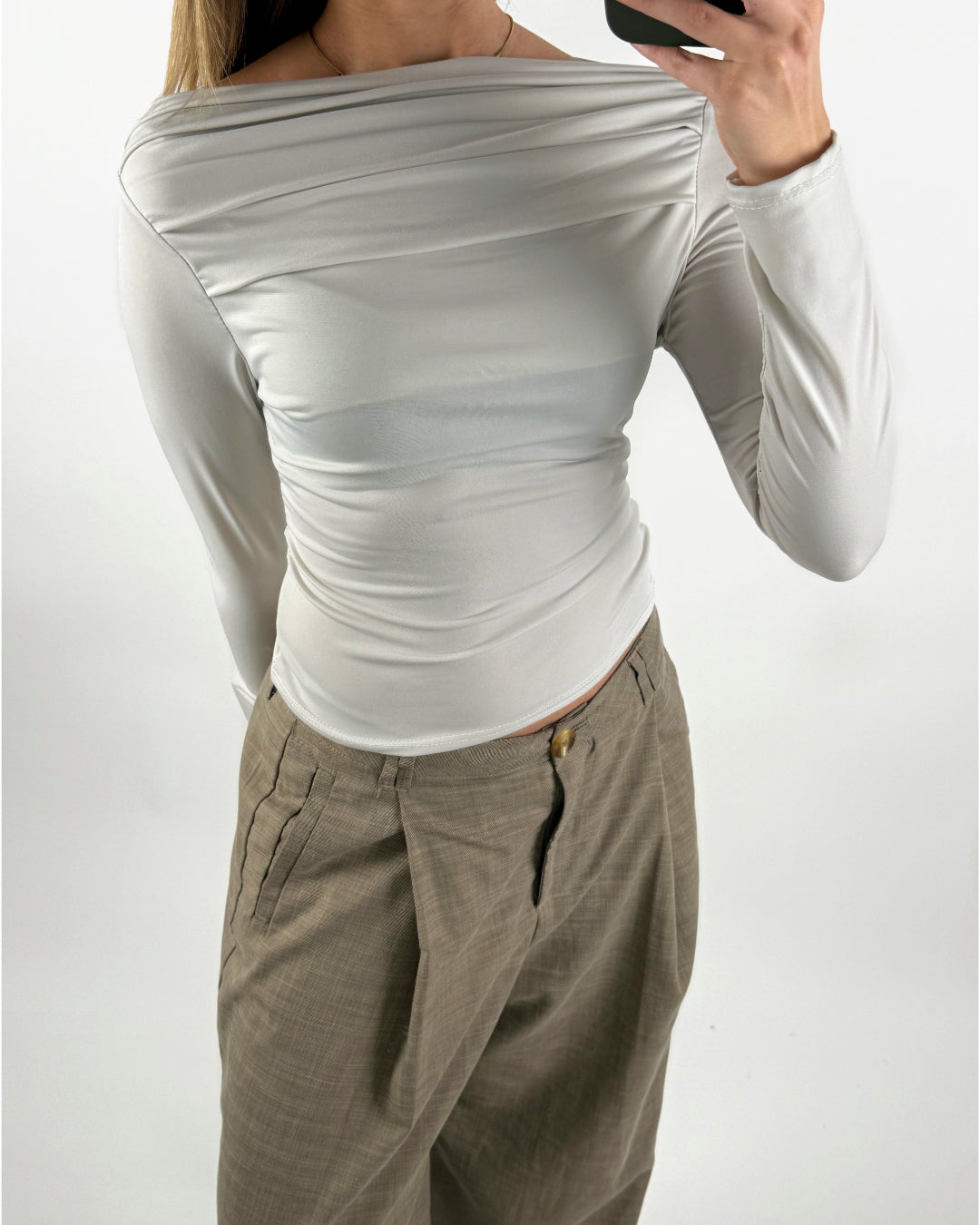 Modelbillede af cremefarvet MILLE bluse. Set forfra. Fra BySofieSønderby