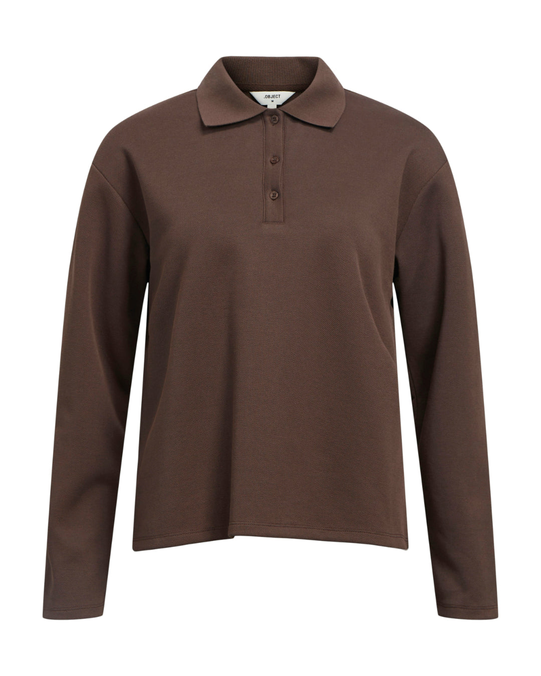 Produktfoto af en Millie bluse i brun med lange ærmer og polo look. Baggrund er hvid. Fra By Sofie Sønderby