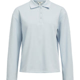 Produktfoto af en Millie bluse i lyseblå med lange ærmer og polo look. Baggrund er hvid. Fra By Sofie Sønderby