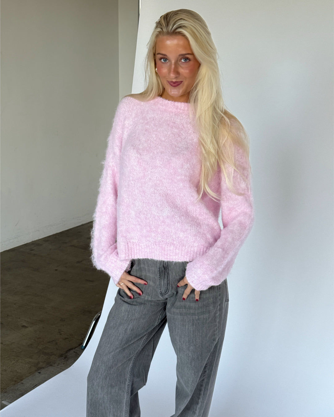 Modelbillede af MILLY strik i lyserød. Fra BySofieSønderby