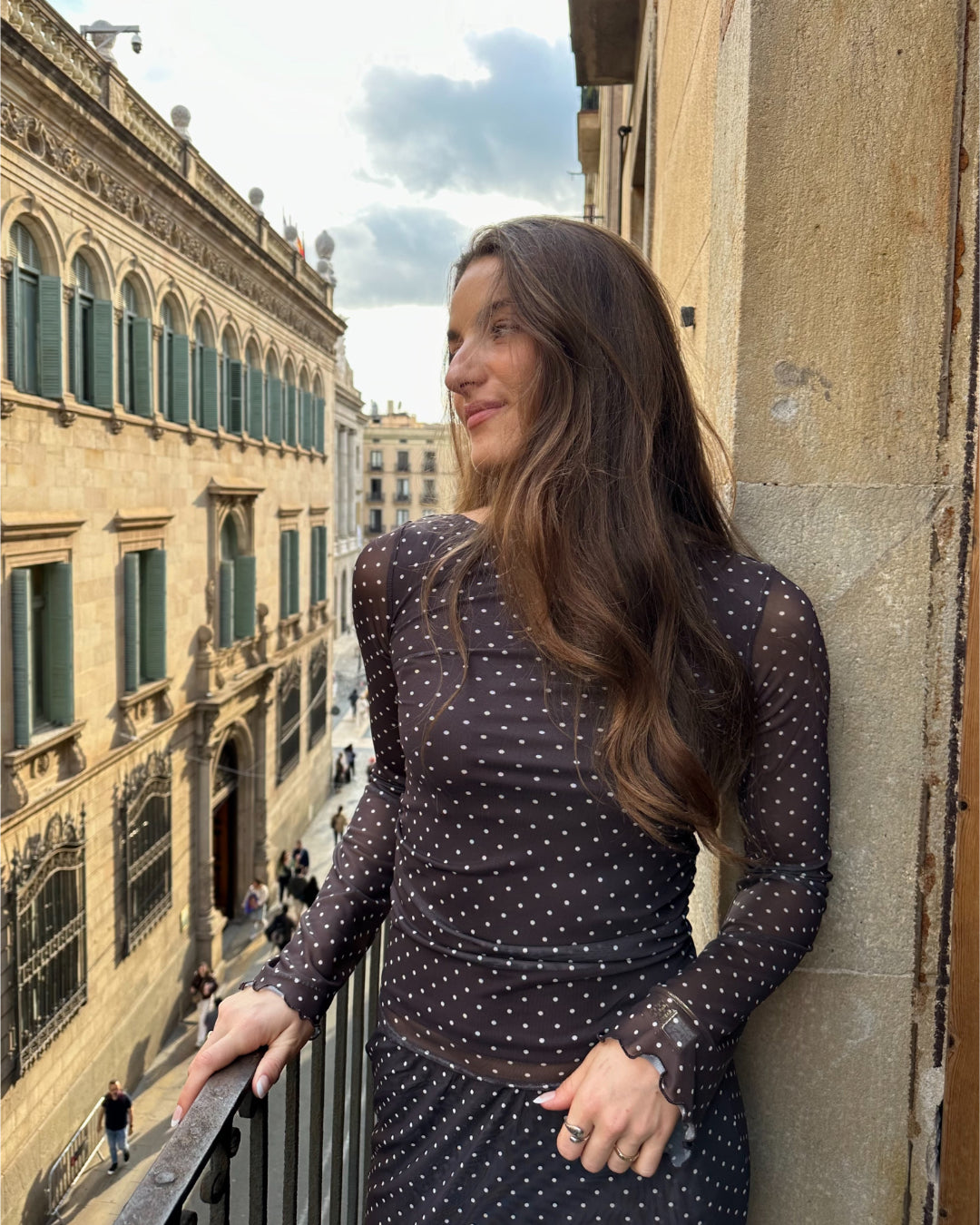 Modelfoto af pige i MINNA bluse i brun med hvide prikker, samt tilhørende nederdel.  Fra BySofieSønderby