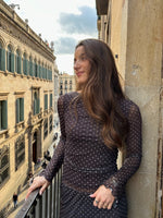 Modelfoto af pige i MINNA bluse i brun med hvide prikker, samt tilhørende nederdel.  Fra BySofieSønderby