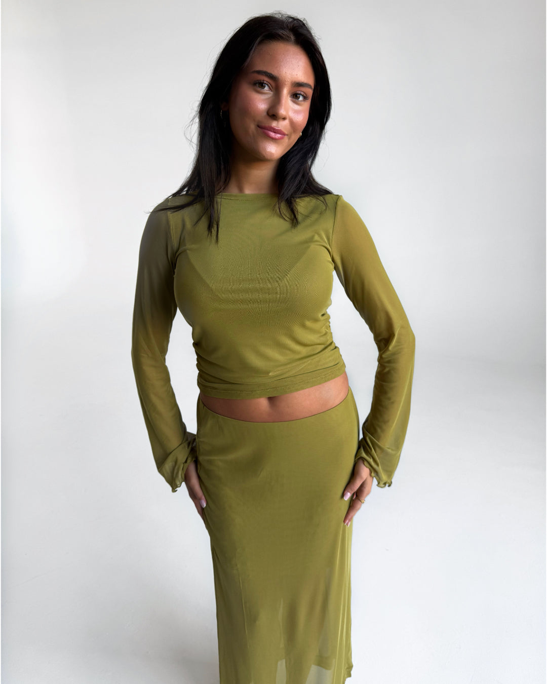 Modelfoto af pige i grøn Minna bluse og grøn Minna nederdel. Alt er fra BySofieSønderby