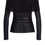 Sort off-shoulder trøje med lange ærmer, falder løst omkring skuldrene. Stoffet er let gennemsigtigt og sidder stramt om kroppen, uden baggrundsforstyrrelse.