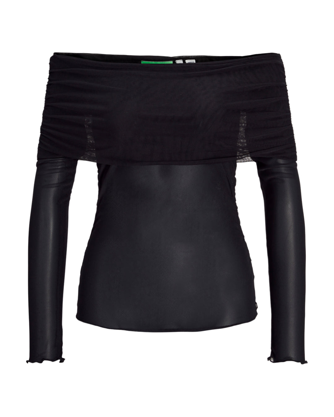 Sort off-shoulder bluse med lange ærmer i et glat og skinnende materiale, liggende mod en hvid baggrund. Det øverste stykke har en let gennemsigtig tekstur.
