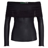 Sort off-shoulder bluse med lange ærmer i et glat og skinnende materiale, liggende mod en hvid baggrund. Det øverste stykke har en let gennemsigtig tekstur.