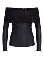 Sort off-shoulder bluse med lange ærmer i et glat og skinnende materiale, liggende mod en hvid baggrund. Det øverste stykke har en let gennemsigtig tekstur.