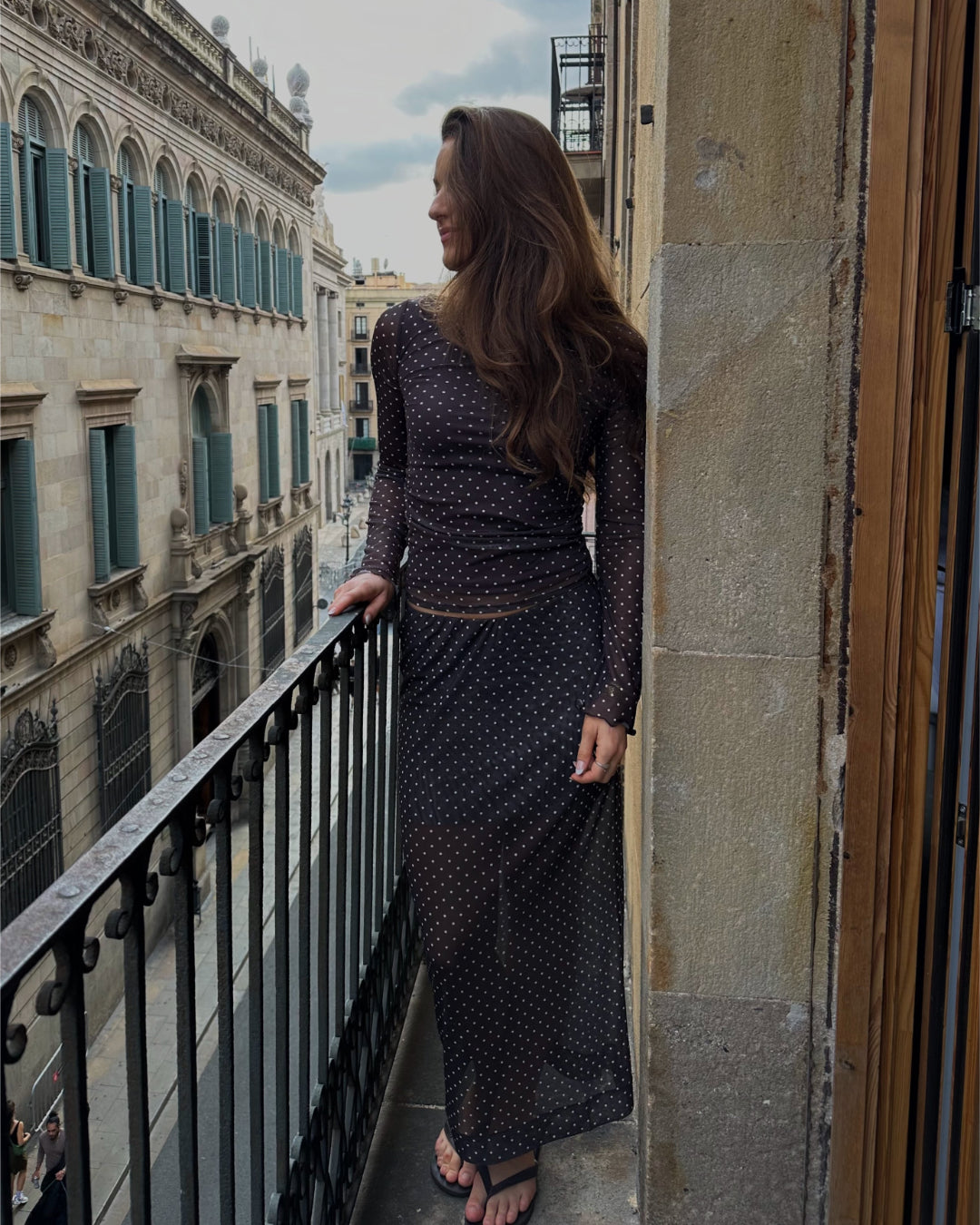 Modelfoto af pige i MINNA nederdel i brun med hvide prikker, samt tilhørende top.  Fra BySofieSønderby