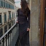 Modelfoto af pige i MINNA nederdel i brun med hvide prikker, samt tilhørende top.  Fra BySofieSønderby