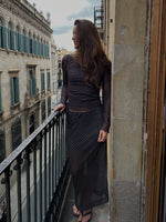 Modelfoto af pige i MINNA nederdel i brun med hvide prikker, samt tilhørende top.  Fra BySofieSønderby