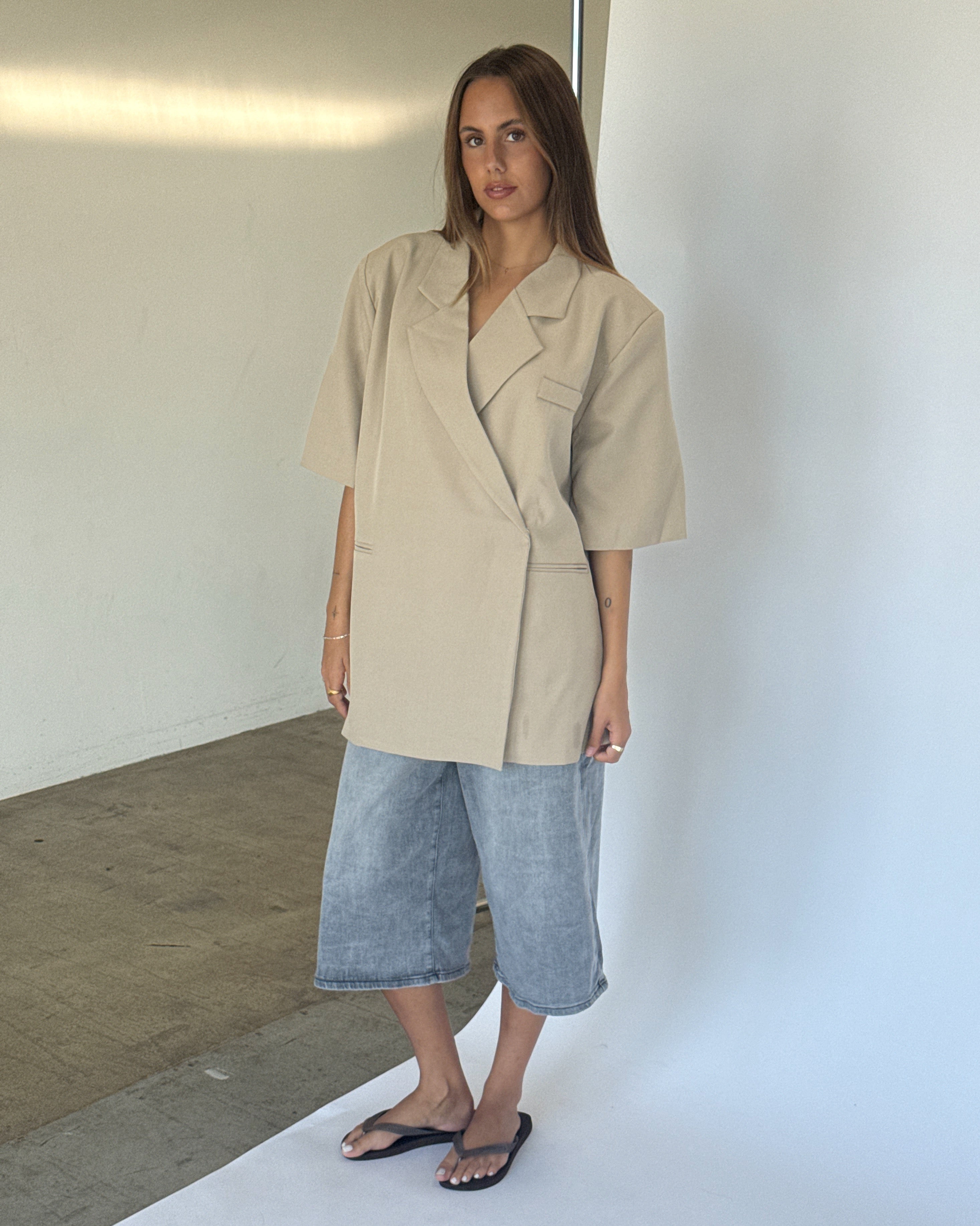 Modelbillede af beige MINNIE blazer. Fra BySofieSønderby