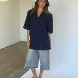 Modelbillede af navy MINNIE blazer. Fra BySofieSønderby
