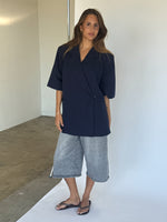 Modelbillede af navy MINNIE blazer. Fra BySofieSønderby