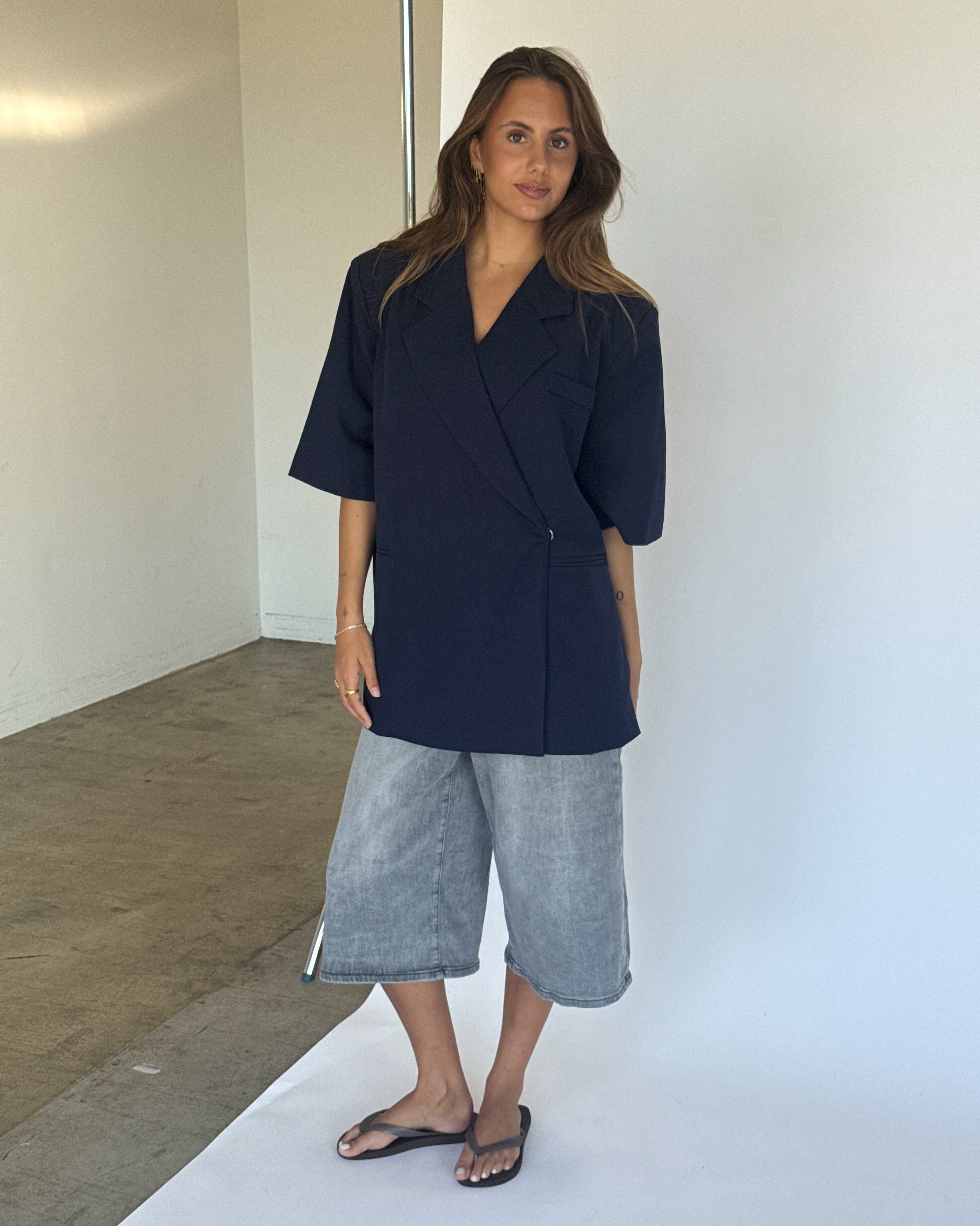 Modelbillede af navy MINNIE blazer. Fra BySofieSønderby