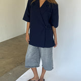 Modelbillede af navy MINNIE blazer. Fra BySofieSønderby