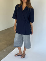 Modelbillede af navy MINNIE blazer. Fra BySofieSønderby