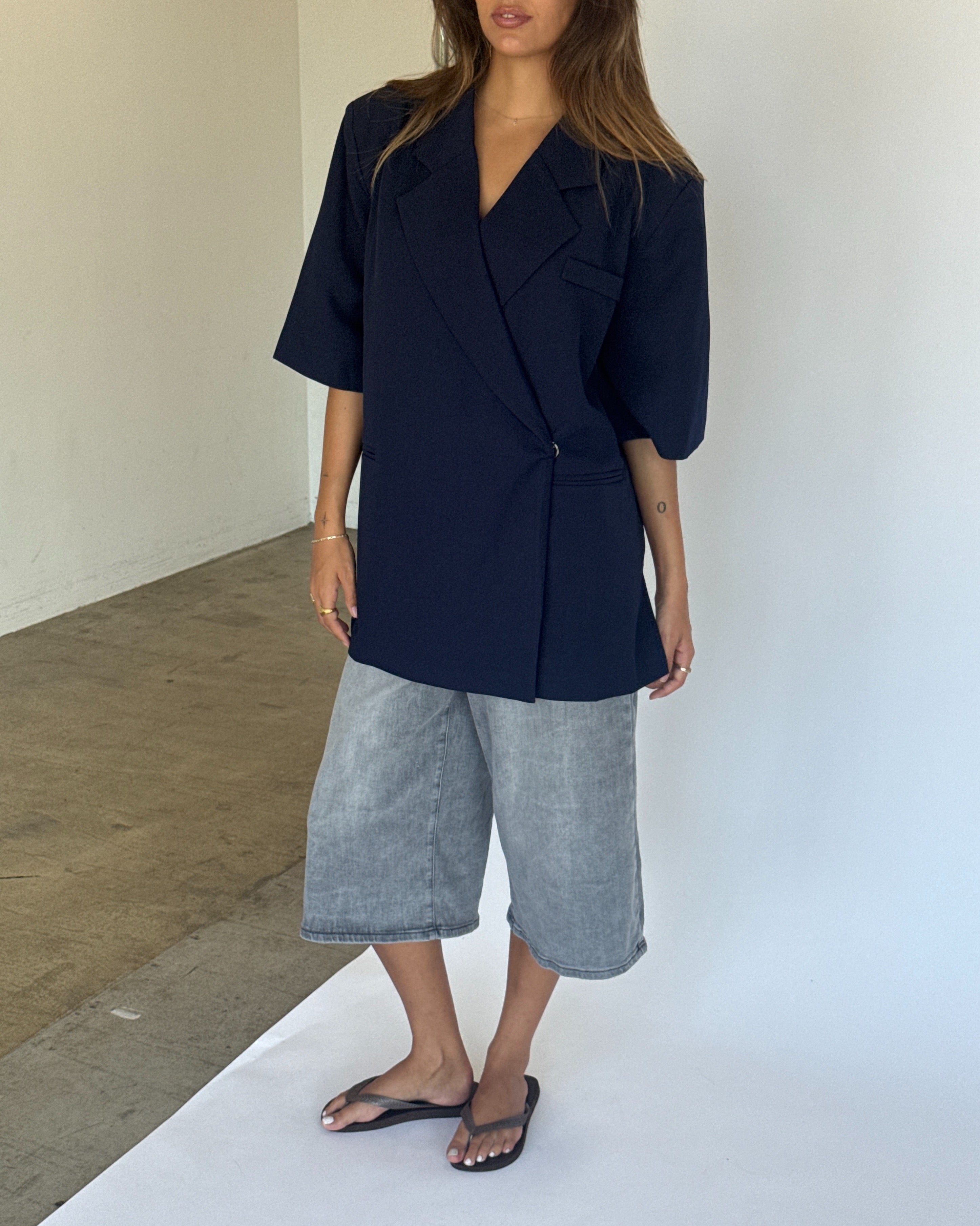Modelbillede af navy MINNIE blazer. Fra BySofieSønderby