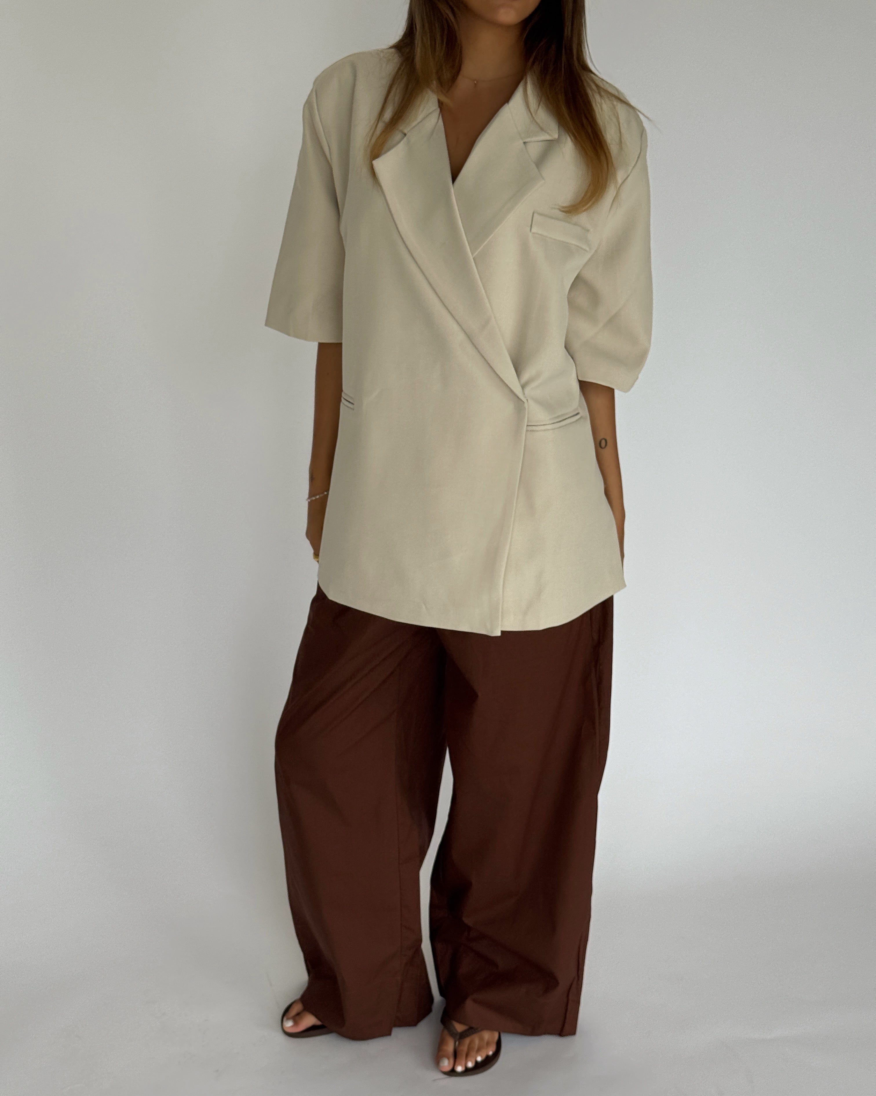 Modelbillede af MINNIE oversized kortærmet blazer, beige. Fra BySofieSønderby