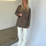 Modelbillede af brun MIRABEL blazer. Fra BySofieSønderby