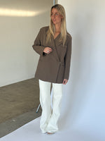 Modelbillede af brun MIRABEL blazer. Fra BySofieSønderby