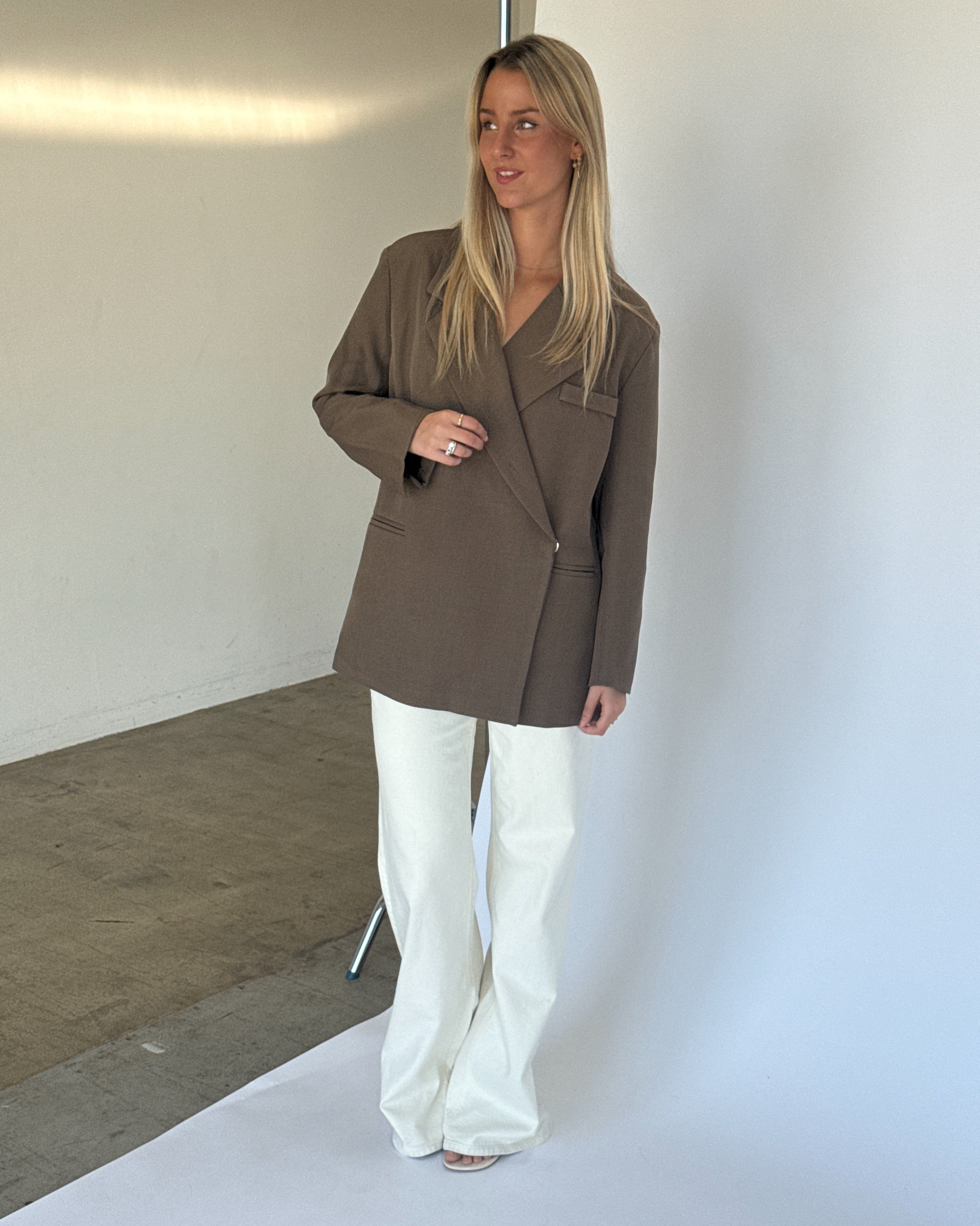 Modelbillede af brun MIRABEL blazer. Fra BySofieSønderby