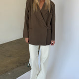 Modelbillede af brun MIRABEL blazer. Fra BySofieSønderby