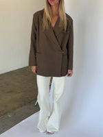 Modelbillede af brun MIRABEL blazer. Fra BySofieSønderby