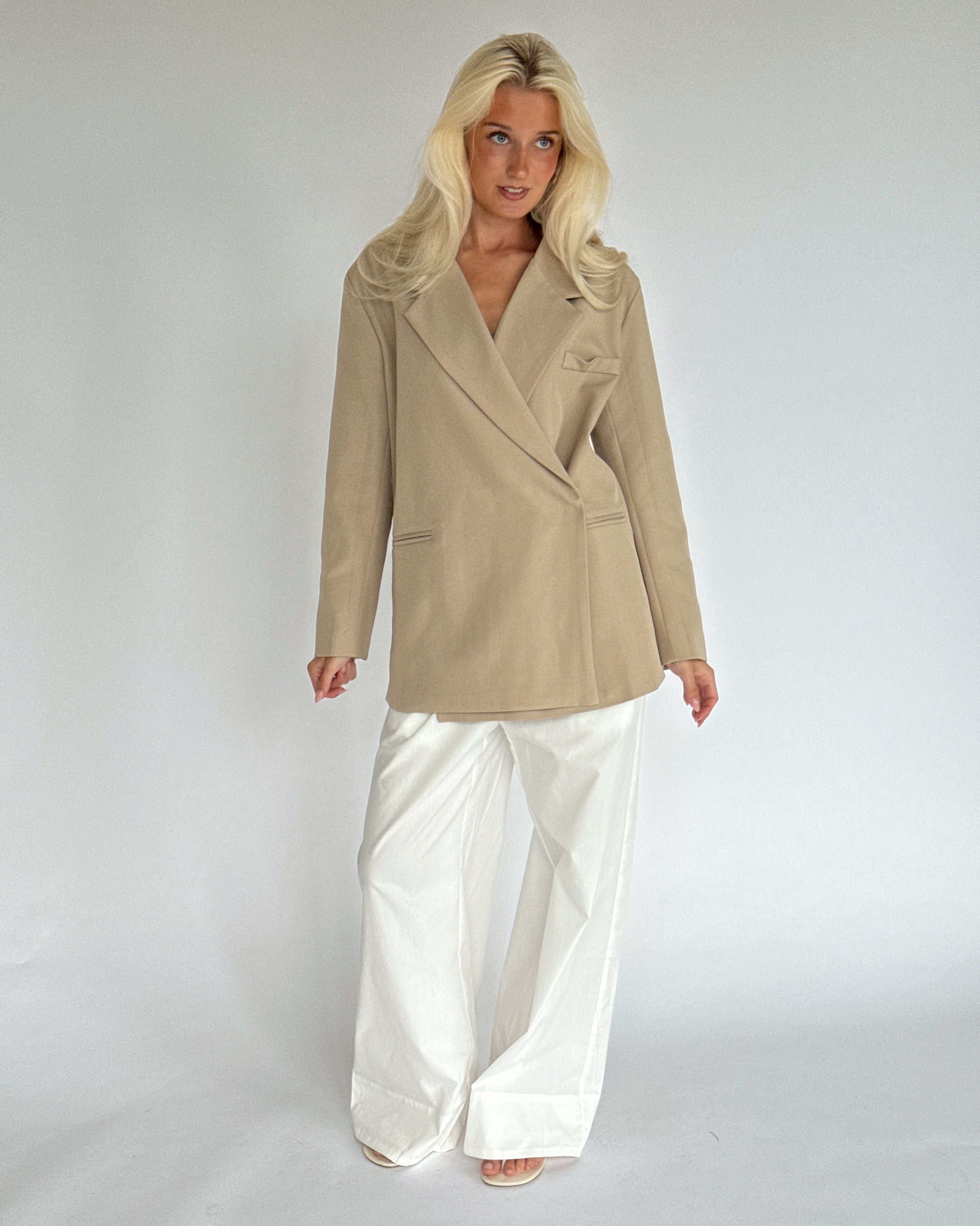 Modelbillede af MIRABEL oversized blazer, beige. Fra BySofieSønderby