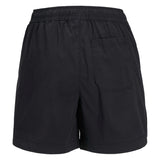Sort shorts vises bagfra med elastisk talje og en lomme på højre side. Shortsene er præsenteret mod en hvid baggrund.