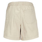 Shorts i beige stof med elastiklinning; har en enkelt baglomme. Baggrunden er hvid og neutral, hvilket fremhæver shortsens design og farve.