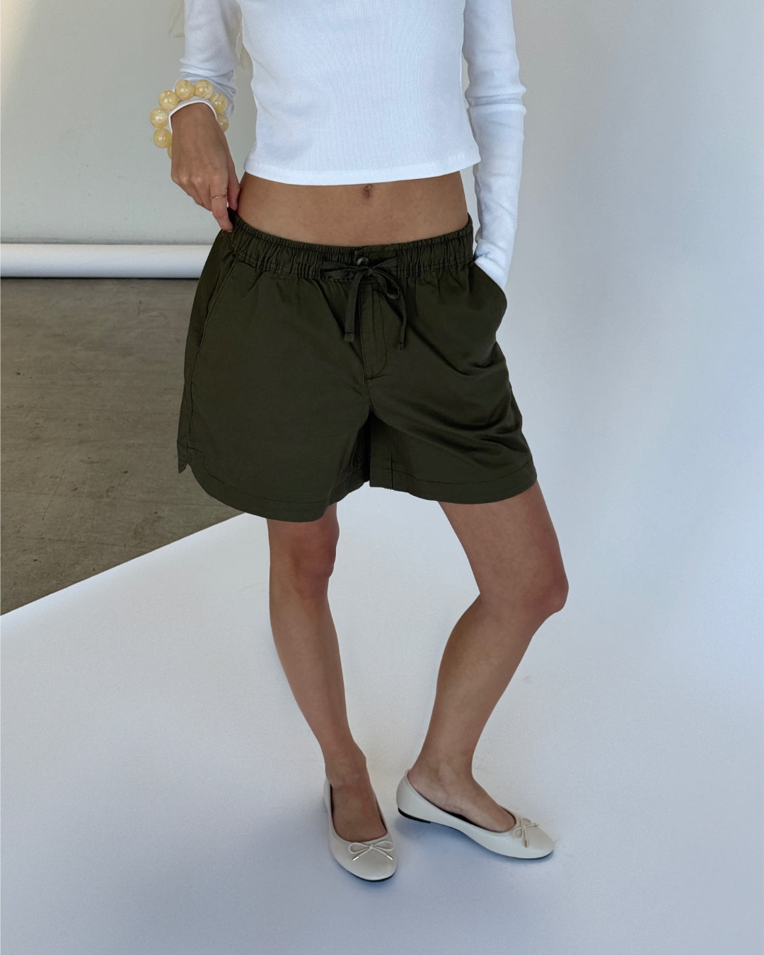 Modelbillede af kaki MOLLIE shorts. Set forfra. Fra BySofieSønderby