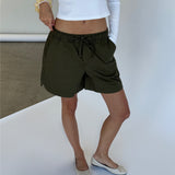 Modelbillede af kaki MOLLIE shorts. Set forfra. Fra BySofieSønderby